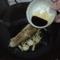 美味的香煎黄花鱼做法图解4)