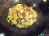 家常菜土豆焖肉做法图解7)