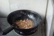 自己做的芹菜炒肉做法图解5)