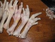 色泽不错的花生炖鸡爪做法图解2)