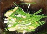 营养丰富的葱烤鲫鱼做法图解3)