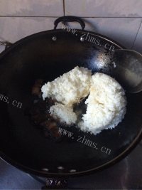美味的腊肉蛋炒饭做法图解4)