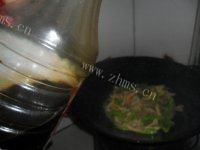 让人怀念的平菇炒肉做法图解8)