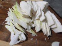好吃的茭白炒肉做法图解2)
