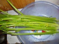 唇齿留香的芹菜猪肉水饺做法图解2)