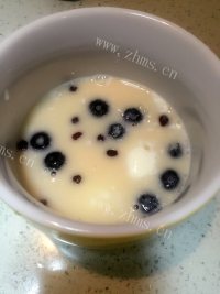 自制蓝莓奶昔做法图解4)