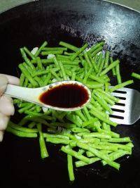 家常菜蚝油炒豆角做法图解7)