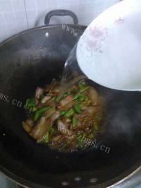 家常菜四季豆炒五花肉做法图解8)