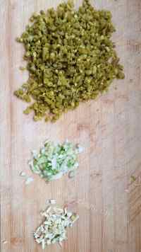 美味的酸豆角肉末蒸豆腐做法图解1)