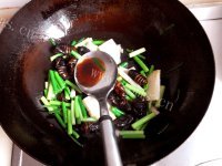 美味营养的蒜薹炒茧蛹做法图解4)