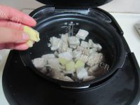 香喷喷的羊排鱼糕汤做法图解4)