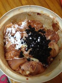 美味的腐乳豆豉蒸鸡做法图解4)