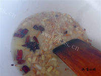 美味的猪肉酸菜炖粉条做法图解7)