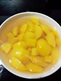 美味自制黄桃罐头做法图解7)