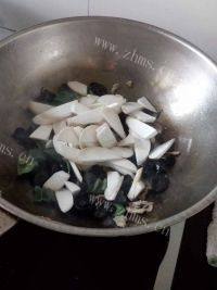 口感丰富的鸡腿菇炒肉片做法图解5)