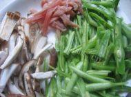自制四季豆炒肉丝做法图解2)