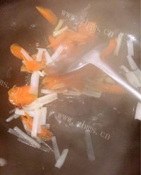 诱人的西兰花炒虾仁做法图解4)
