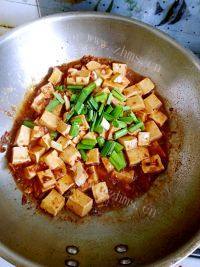 家常菜蒜苗烧豆腐做法图解9)