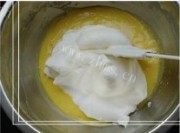 美味的酸奶戚风蛋糕做法图解7)
