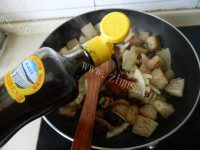 色味俱佳的红烧烤麸做法图解9)