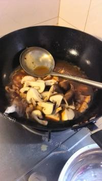 美味的香菇焖鸡块做法图解7)