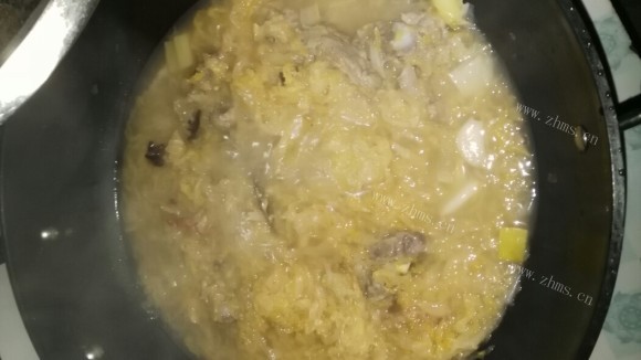 独特的排骨炖酸菜