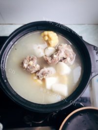 滋补的猪骨山药玉米汤做法图解4)