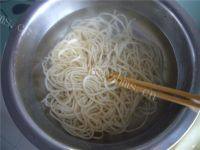 味道鲜美的酱油炒面做法图解5)
