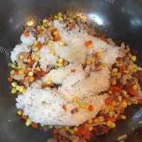 好吃的玉米红萝卜炒饭做法图解7)
