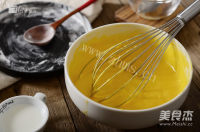 美味的蓝莓奶油电饭煲蛋糕做法图解4)