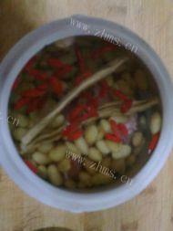 诱人的黄豆排骨汤做法图解2)