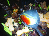 家常香芹木耳炒肉糕做法图解6)