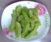 家常菜腊肉炒荷兰豆做法图解1)