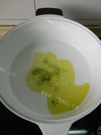 美味的白果豌豆炒鸡丁做法图解5)