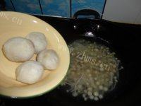 美味的金针菇鱼丸汤做法图解4)
