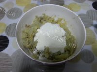 色泽鲜亮的红薯饼做法图解2)