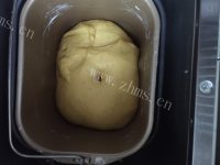 自制胡萝卜餐包做法图解4)