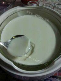 自制草莓酸奶做法图解3)