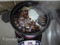 美味的腊肉煲仔饭做法图解5)