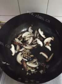 家常菜蒜苗炒香菇做法图解7)