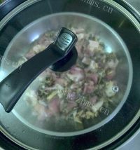 美味的梅菜蒸猪肉做法图解5)