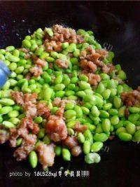 家常菜肉末毛豆做法图解6)