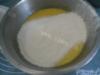 色香味浓的戚风蛋糕做法图解4)