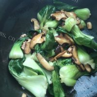 家常菜香菇炒油菜做法图解6)