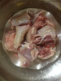 美味的胡萝卜菜干爆鸡汤做法图解2)