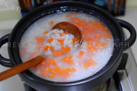 美味的鸡肉培根蔬菜粥做法图解4)