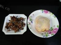 鲜甜的榛蘑炖鸡汤的做法图解一