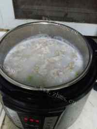美味的皮蛋瘦肉粥做法图解6)