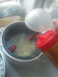 营养的小米红枣山药葡萄干粥做法图解4)