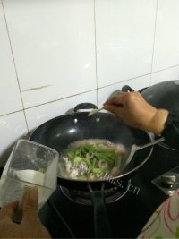 家常菜西芹炒鱿鱼做法图解9)